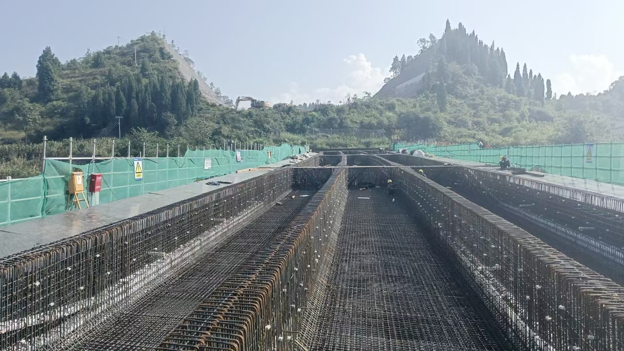 安盤高速公路APTJ-1標建設現場。