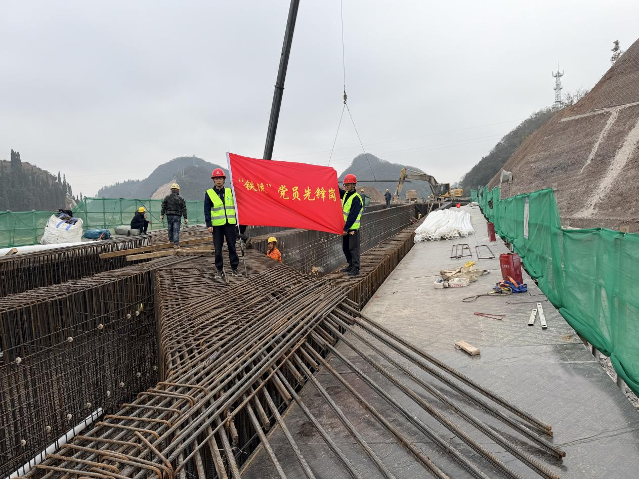 安盤高速控制性工程——十二營樞紐互通項目施工現場。