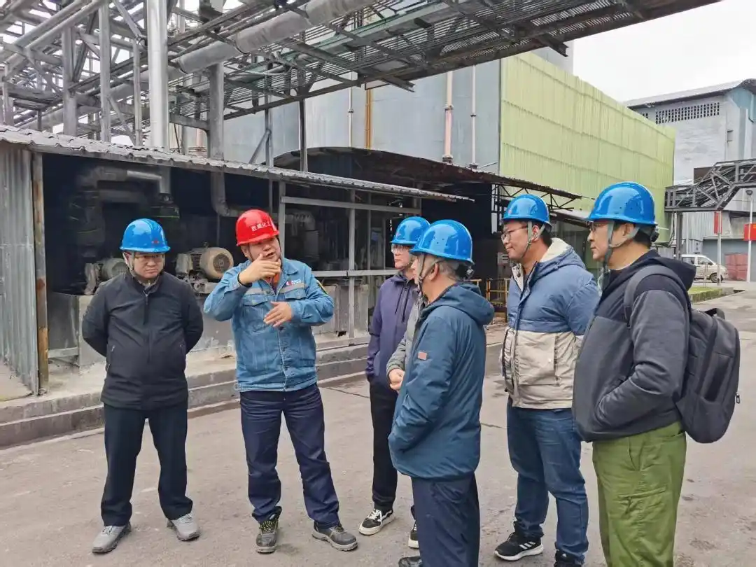 專家團隊成員在企業調研。