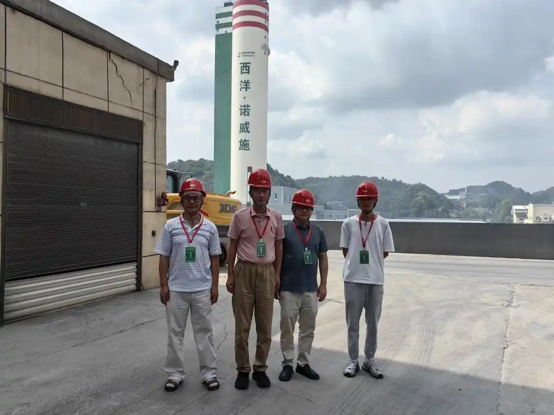 解田研究員（左一）與陳肖虎教授（左二）在磷肥企業調研。