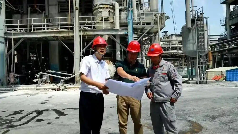 陳前林教授在磷石膏轉晶生產無水石膏現場指導。