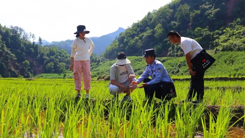 “背包警務”活躍在鄉村.jpg