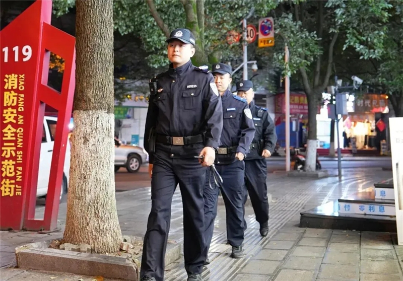 息烽公安民警開展夜間巡邏.jpg