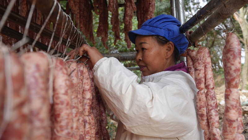 公司員工正在將香腸進(jìn)行風(fēng)干處理。 彭開燚 攝.JPG