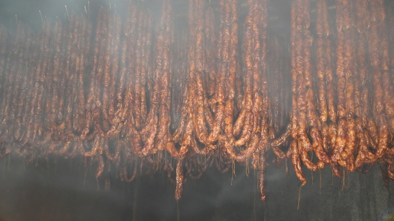 烤房里的香腸。彭開燚 攝.JPG