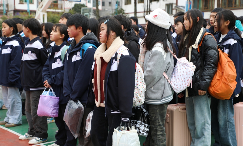 學生們帶著整理好的生活物品列隊。 萬蓮蓮攝.JPG