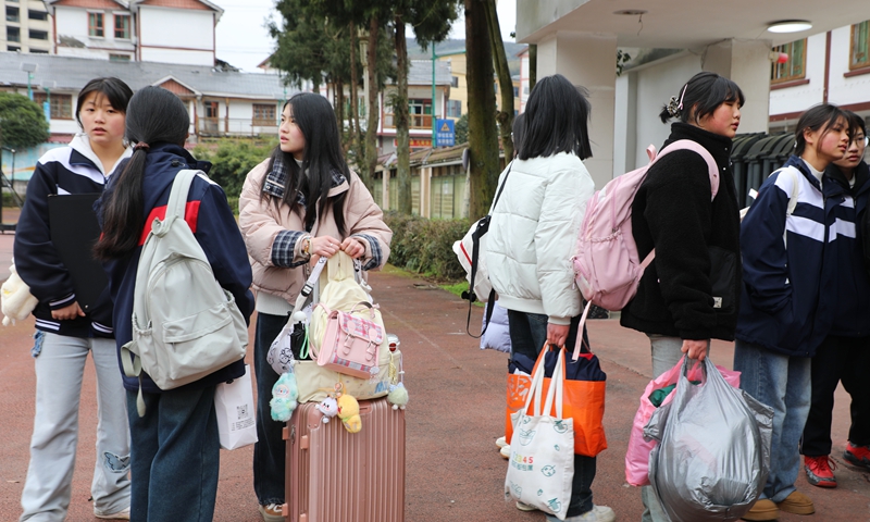 學生們有序離校。 陳桂良攝.JPG