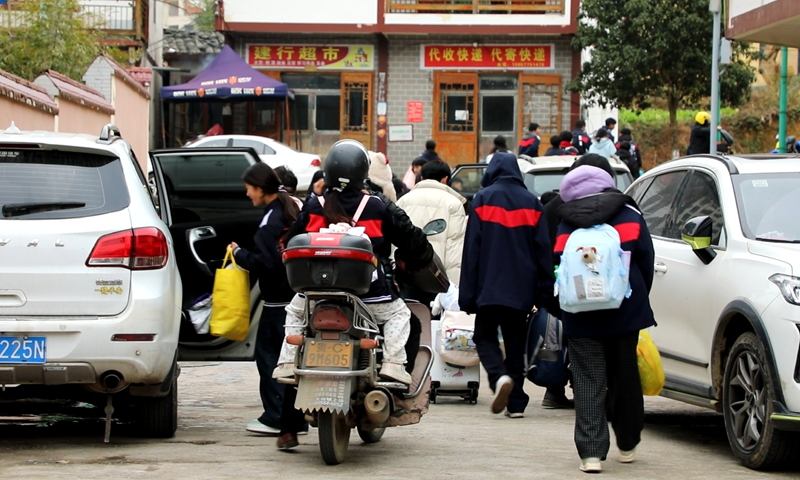 4、學生們離校返鄉。 陳桂良攝.jpg