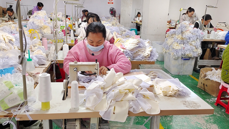 工人們正緊張有序地加工各式各樣的服飾 (4).jpg