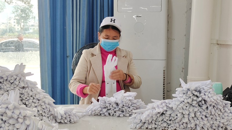 工人們正緊張有序地加工各式各樣的服飾。