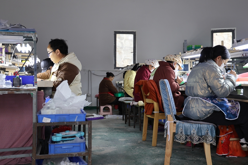 甘河街道濱河社區明月工藝幸福產業致富車間 工人正在趕制訂單 夏文婧 攝1.JPG