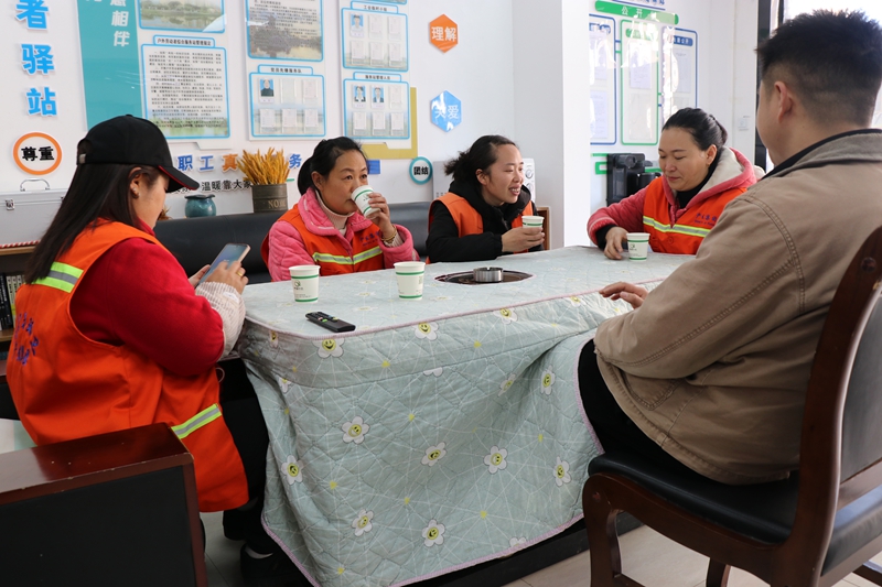 環(huán)衛(wèi)工人在七星關區(qū)戶外勞動者綜合服務站（南山公園站點）休息 劉娟 攝.JPG