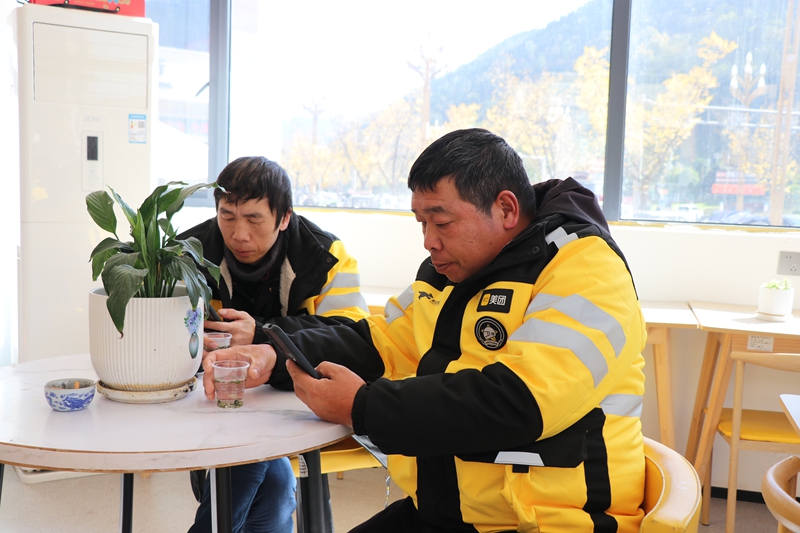 美團外賣員在七星關區(qū)總工會智能服務驛站（美團站）休息 劉娟 攝2.JPG