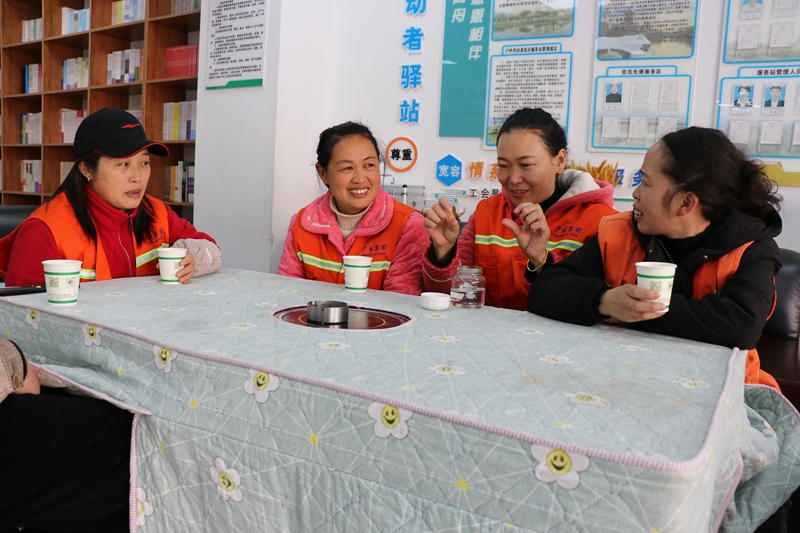環(huán)衛(wèi)工人在七星關區(qū)戶外勞動者綜合服務站（南山公園站點）休息 (12).JPG