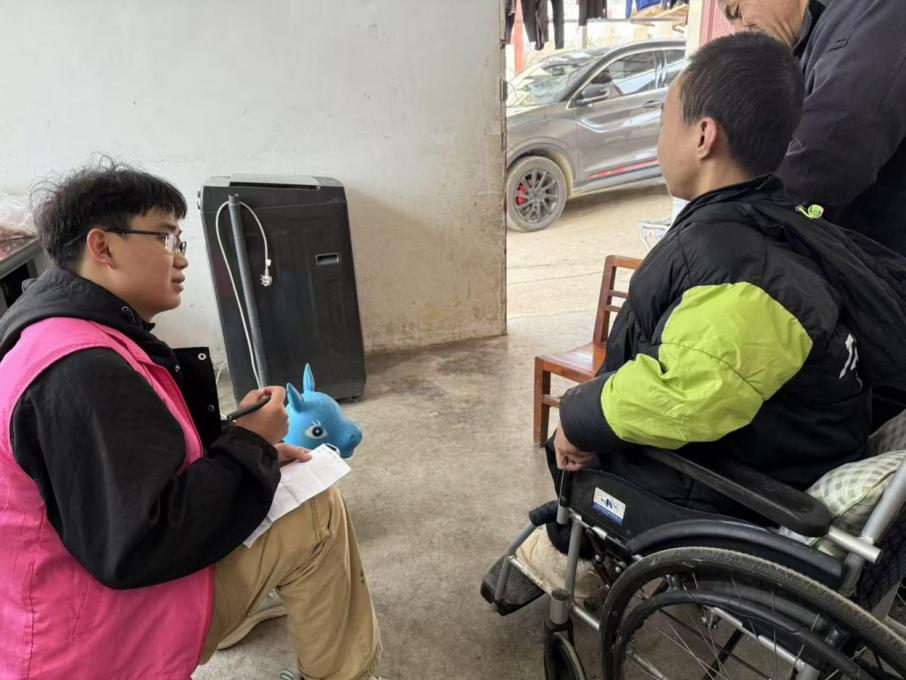 對嚕嘎村五戶重點困境留守兒童進行一對一的入戶關懷.