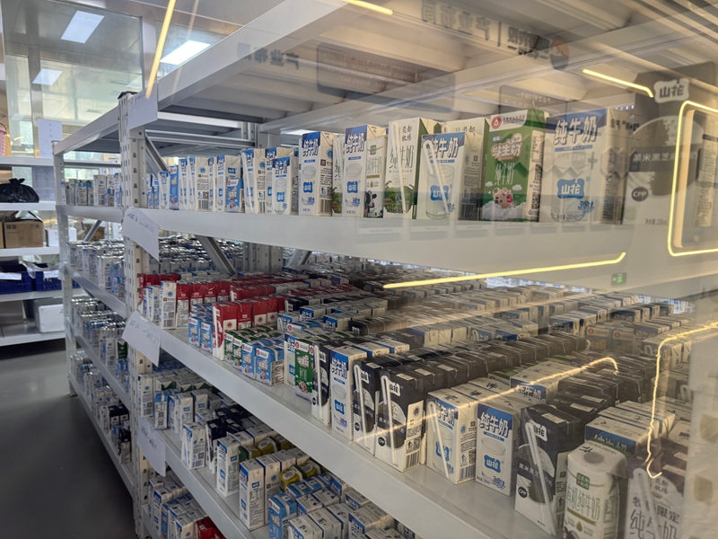 圖為:品類多樣的山花純牛奶