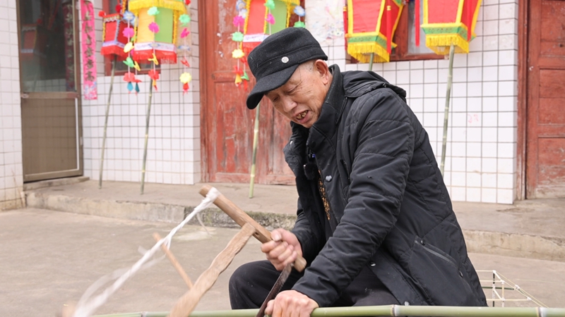 申時友全神貫注地將竹子剖開。王艷 攝.jpg