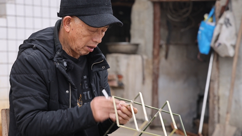 申時友熟練地制作花燈骨架。王艷 攝.jpg