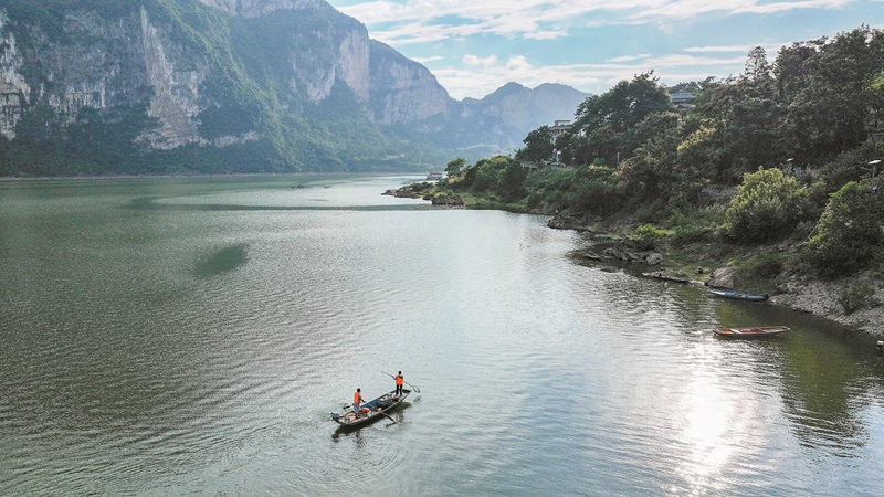 黔西市新仁鄉海雀村護河員在護河(陳曦 攝)