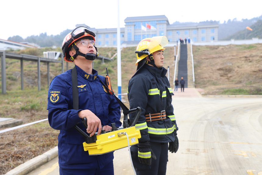 操作無(wú)人機(jī)開展現(xiàn)場(chǎng)偵察。