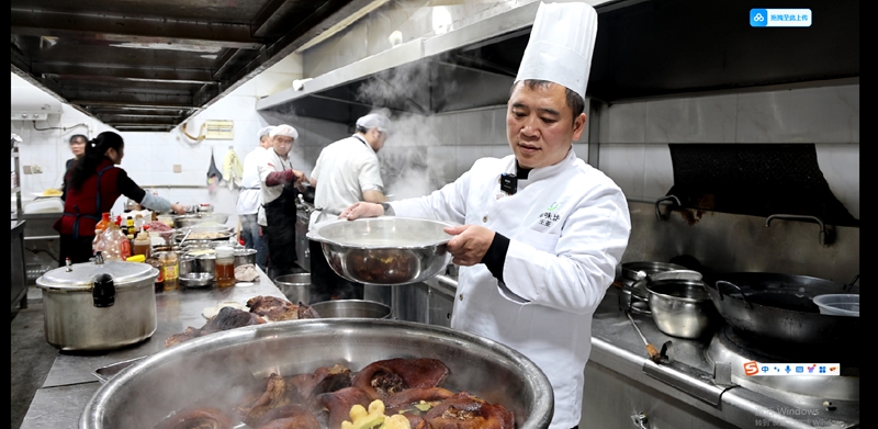 1 王師傅正在制作扎佐蹄膀。 王艷 攝.jpg