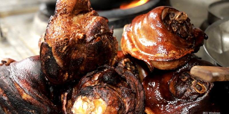 2 扎佐蹄膀油炸后表面金黃。 王艷 攝.jpg