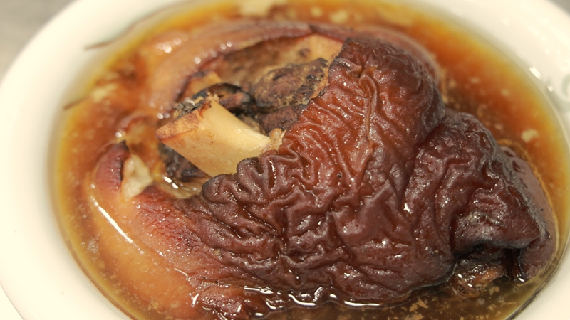 3 剛從蒸籠出鍋的扎佐蹄膀 香氣撲鼻色澤誘人 。王艷 攝.jpg