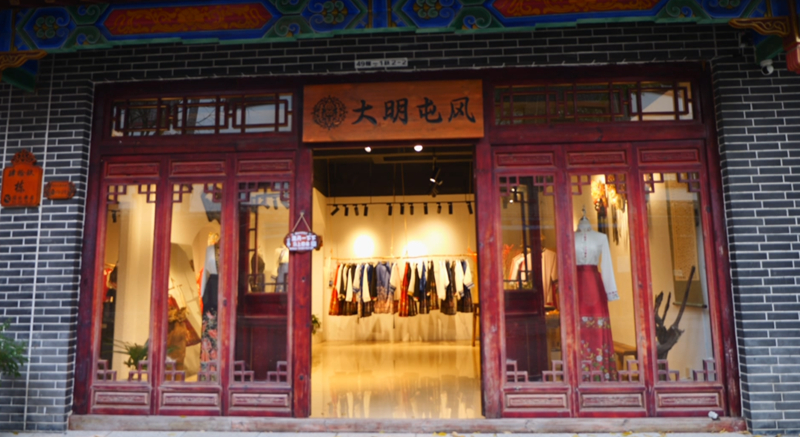 指尖繡出屯堡文化“傳承花”。