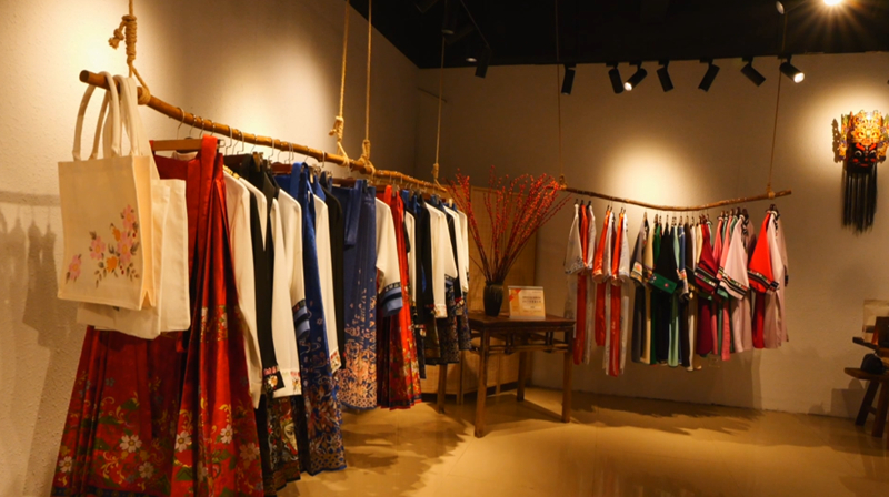 指尖繡出屯堡文化“傳承花”。