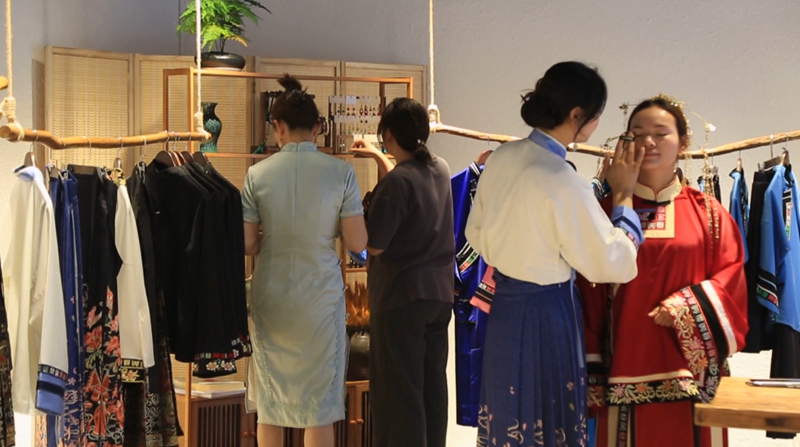 指尖繡出屯堡文化“傳承花” (2)