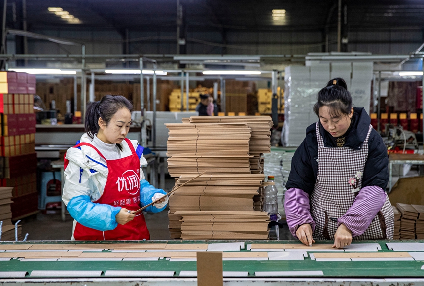 2025年12月17日，工人在貴州省金沙縣經(jīng)濟開發(fā)區(qū)一家白酒包裝企業(yè)車間生產(chǎn)線上作業(yè)。
