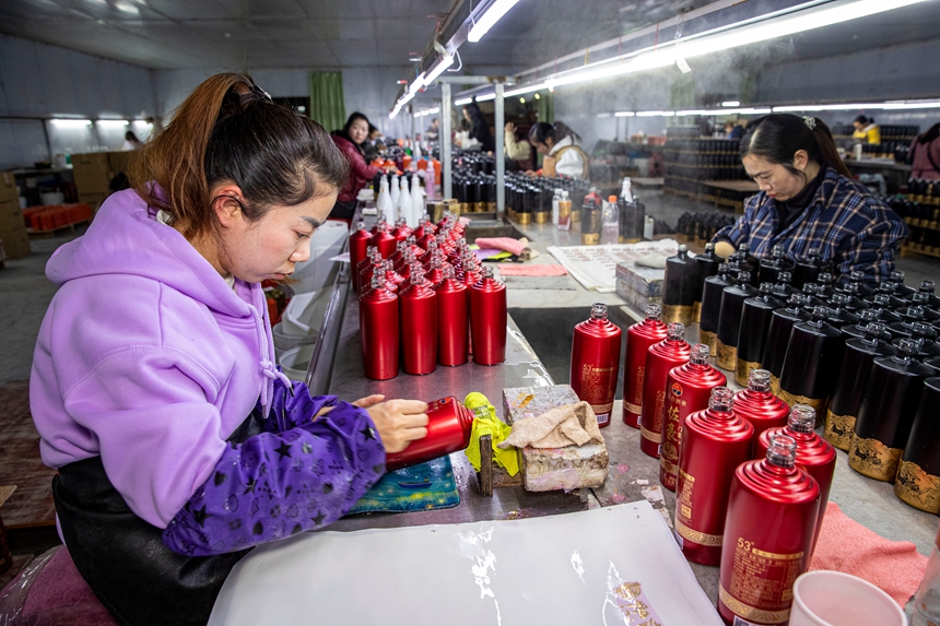 2025年12月17日，工人在貴州省金沙縣經(jīng)濟開發(fā)區(qū)一家白酒包裝企業(yè)車間生產(chǎn)線上作業(yè)。