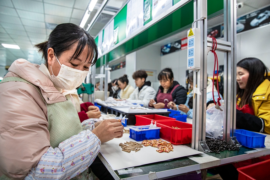 2025年12月17日，工人在貴州省金沙縣經濟開發區一家玩具生產企業車間生產線上作業。