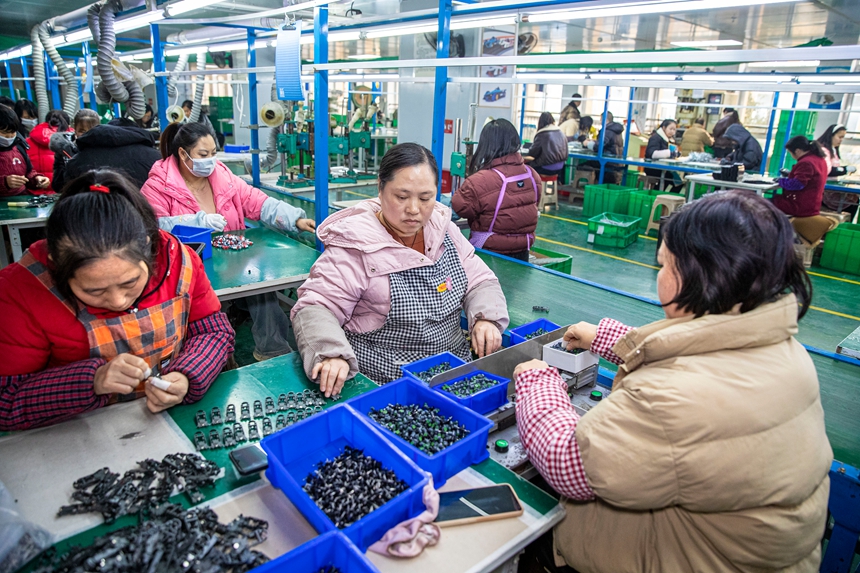 2025年12月17日，工人在貴州省金沙縣經濟開發區一家玩具生產企業車間生產線上作業。