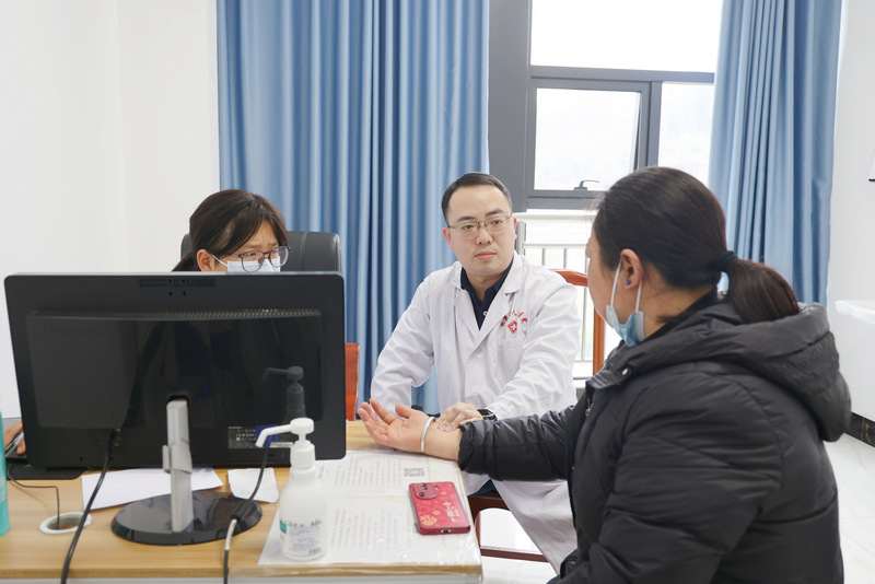 楊嘉恩主任醫師在儀式結束后便投入工作，與縣醫院醫生一同坐診。