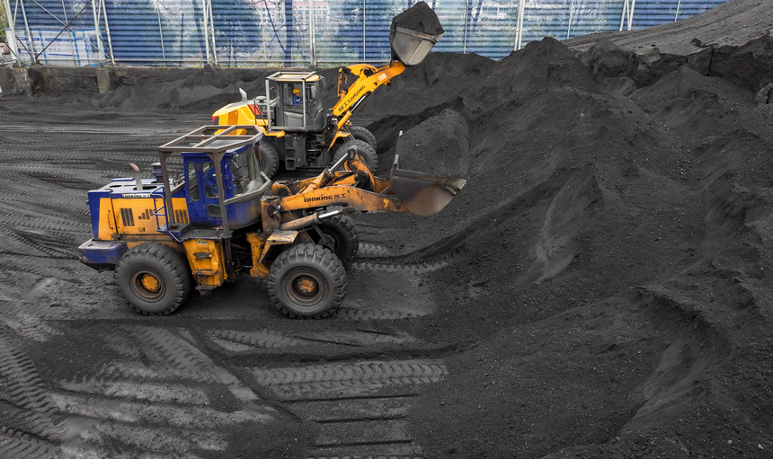 2025年12月17日，在貴州省銅仁市玉屏侗族自治縣境內的中國華電大龍分公司，工人在儲煤庫對煙煤和無煙煤進行配比。