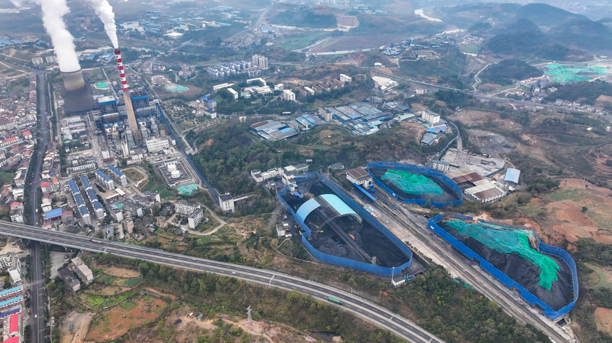 2025年12月17日，貴州省銅仁市玉屏侗族自治縣境內(nèi)的中國華電大龍分公司發(fā)電繁忙的場景。