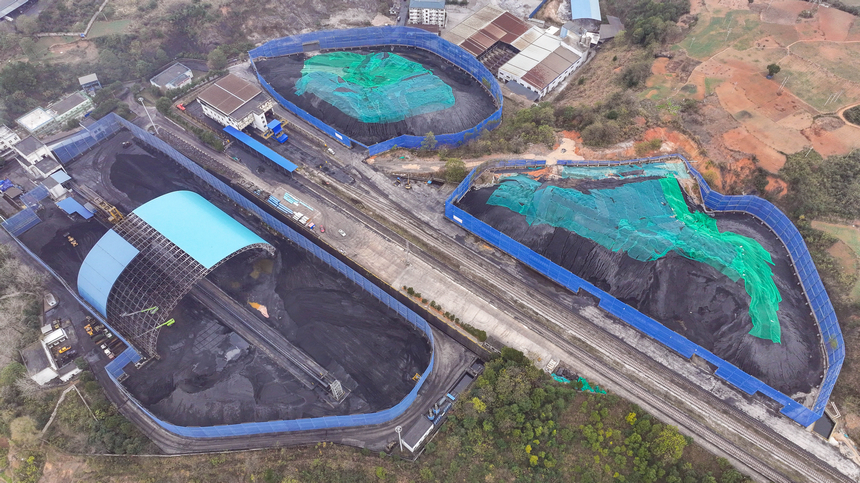 2025年12月17日，貴州省銅仁市玉屏侗族自治縣境內的中國華電大龍分公司裝滿電煤的儲煤庫。