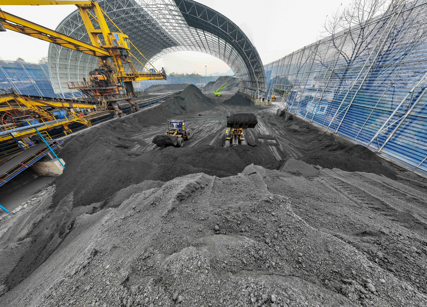 nEO_IMG_2025年12月17日，在貴州省銅仁市玉屏侗族自治縣境內的中國華電大龍分公司，工人在儲煤庫對煙煤和無煙煤進行配比。 (1)