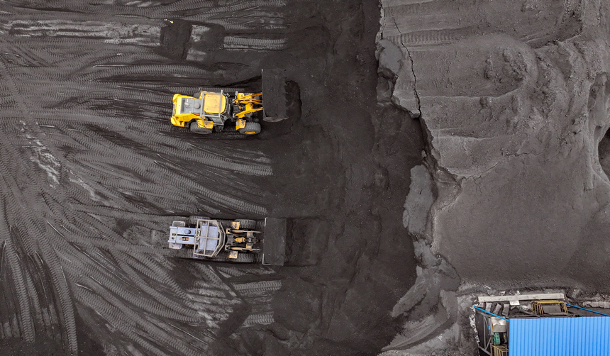 2025年12月17日，在貴州省銅仁市玉屏侗族自治縣境內的中國華電大龍分公司，工人在儲煤庫對煙煤和無煙煤進行配比。