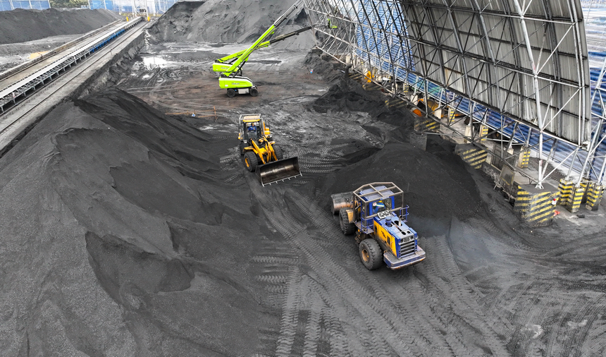 2025年12月17日，在貴州省銅仁市玉屏侗族自治縣境內(nèi)的中國(guó)華電大龍分公司，工人在儲(chǔ)煤庫(kù)對(duì)煙煤和無(wú)煙煤進(jìn)行配比。