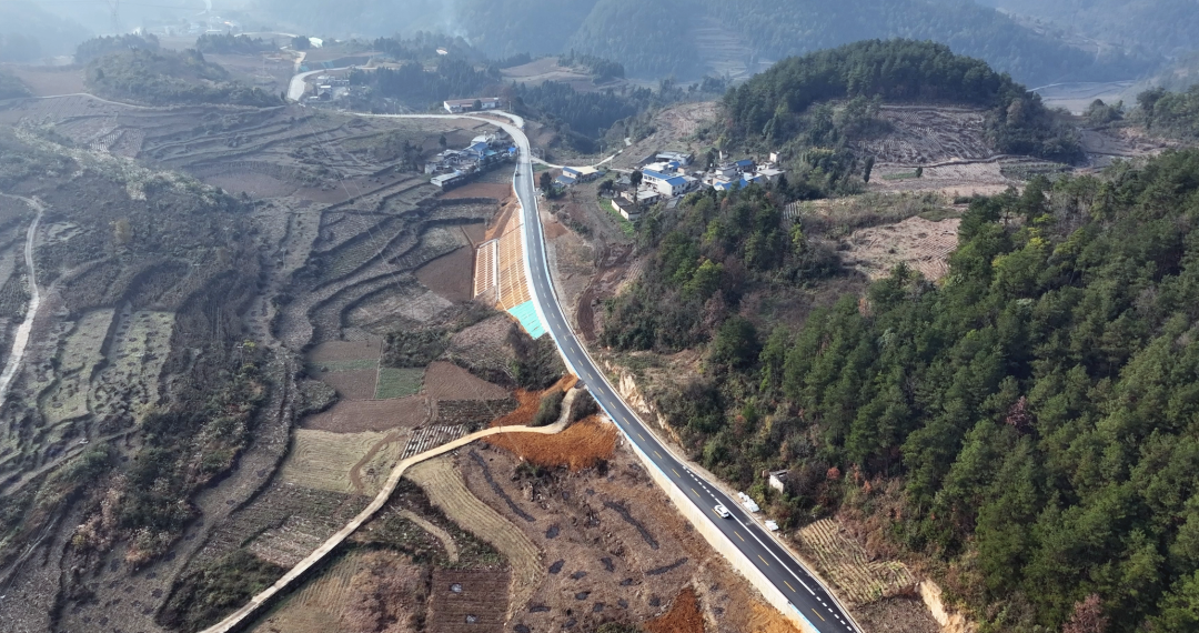 圖為：開陽縣馮三鎮(zhèn)坪上至馬江三級(jí)公路