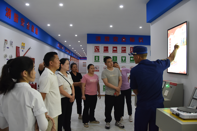 消防指戰員帶領職工參觀消防科普教育場館。