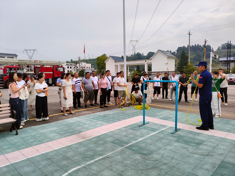 消防指戰(zhàn)員開展逃生繩教學(xué)。