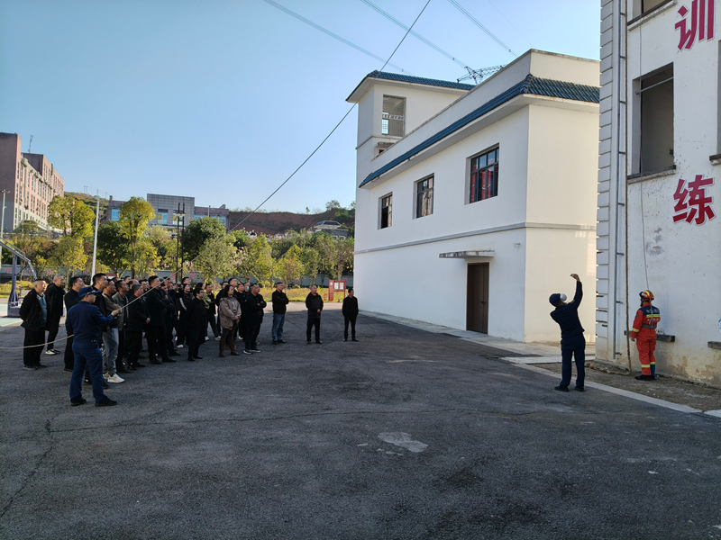 職工觀摩消防指戰(zhàn)員開展繩索攀爬。