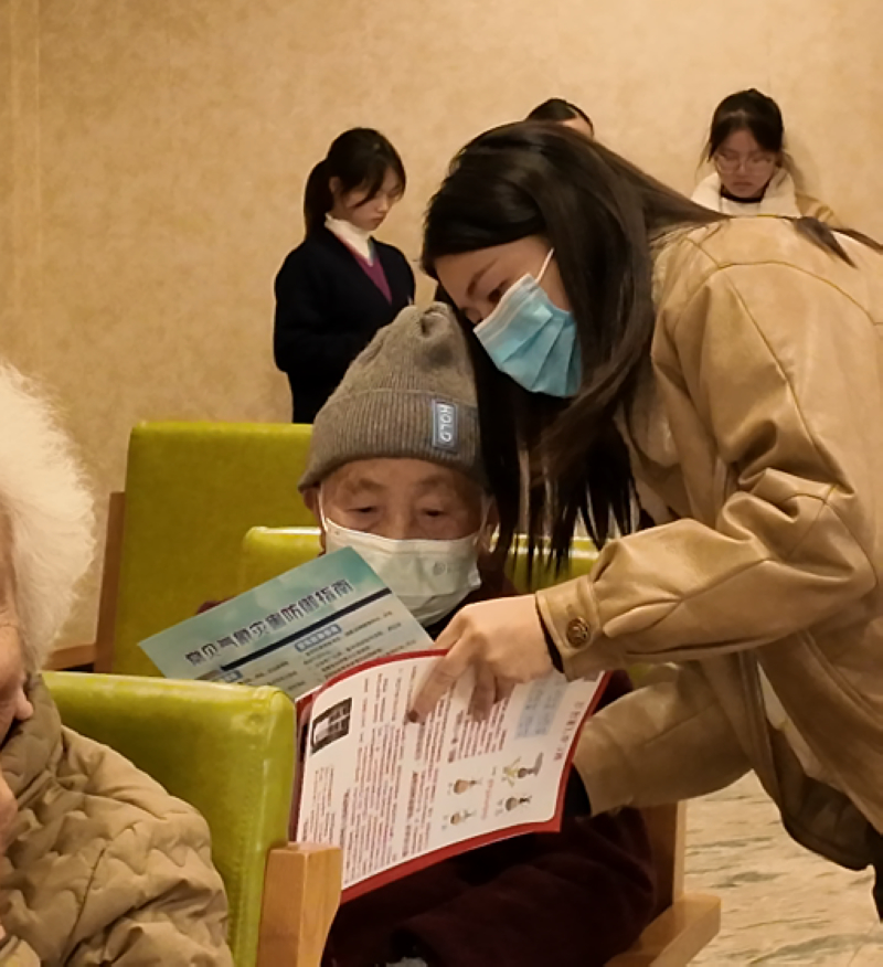 銅仁市氣象局工作人員為養老院老人一對一講解。