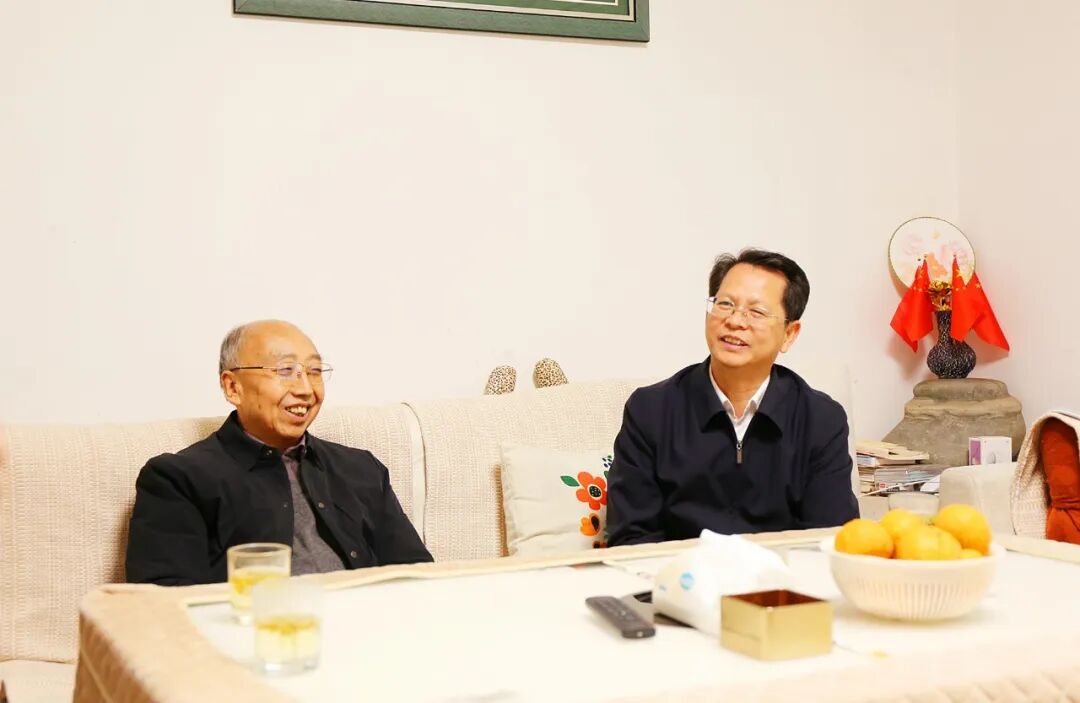 銅仁市人大常委會黨組書記胡洪成看望慰問退休老領導戴振華。