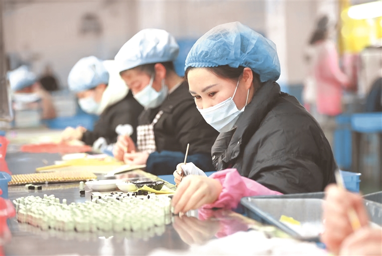 群眾在松桃經(jīng)濟開發(fā)區(qū)一家玩具企業(yè)就業(yè)。謝慧芳攝