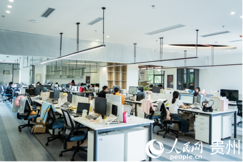 小蘭山數字文化產業生態村落內的“新村民”在辦公。人民網 陽茜攝