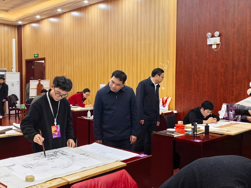 會后，邱國鵬副廳長到展示現(xiàn)場看望參賽師生。